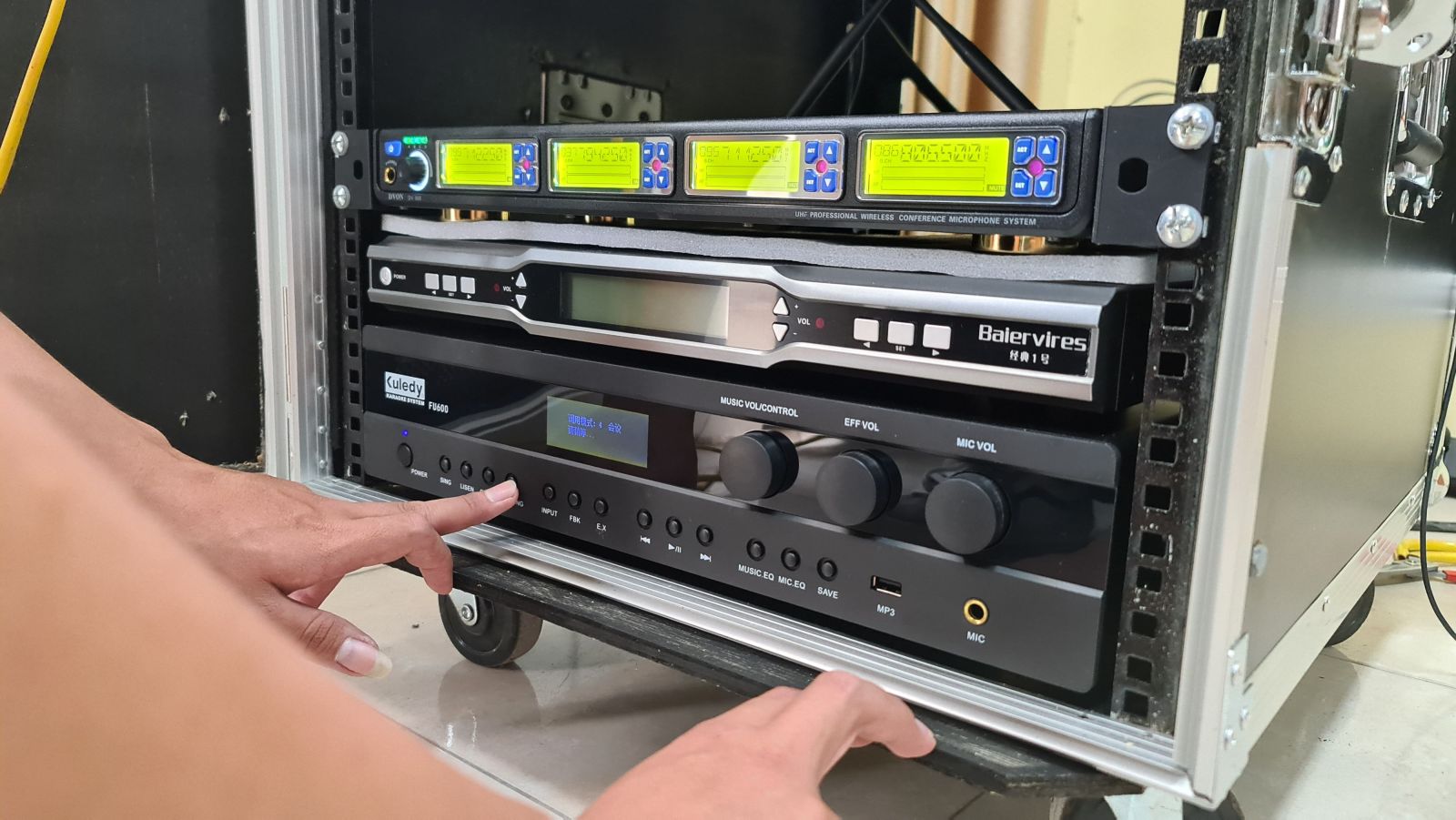 tủ máy các thiết bị 