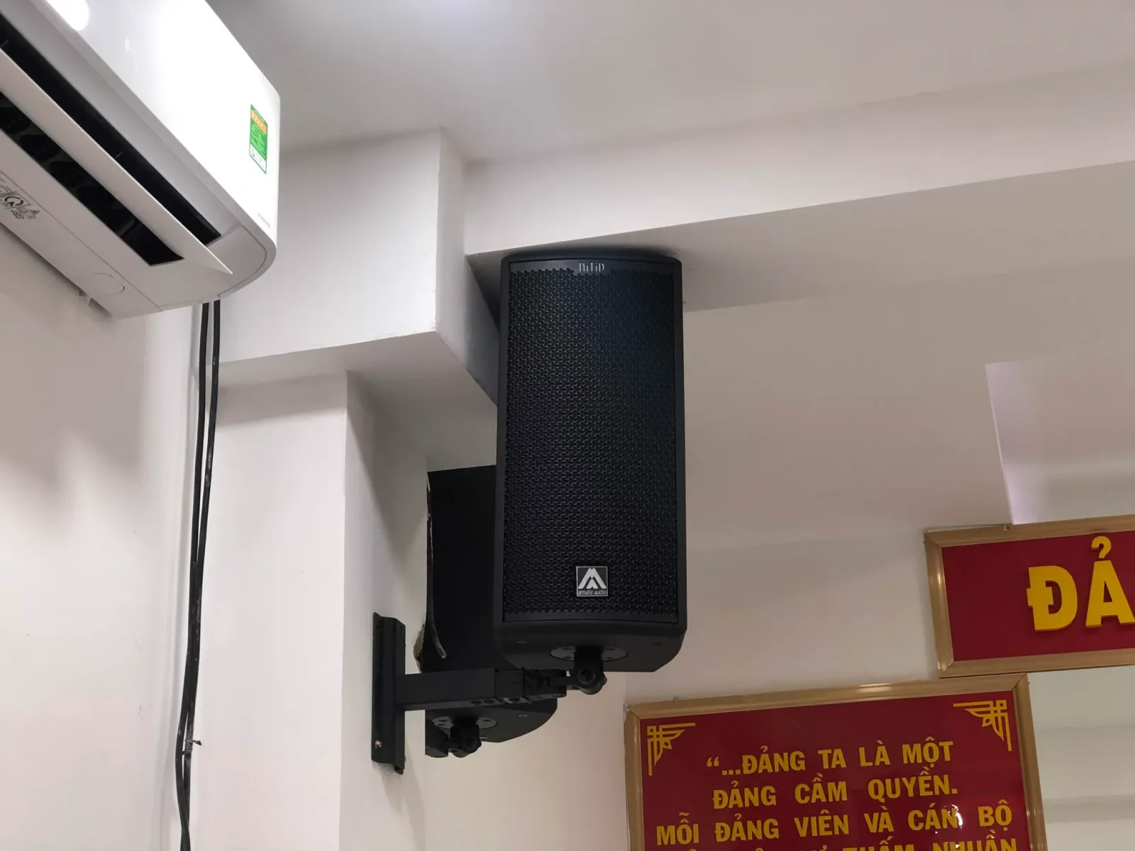 Lắp đặt hệ thống âm thanh cho hội trường của Ban chỉ huy Quân sự Quận 1- TP Hồ Chí Minh