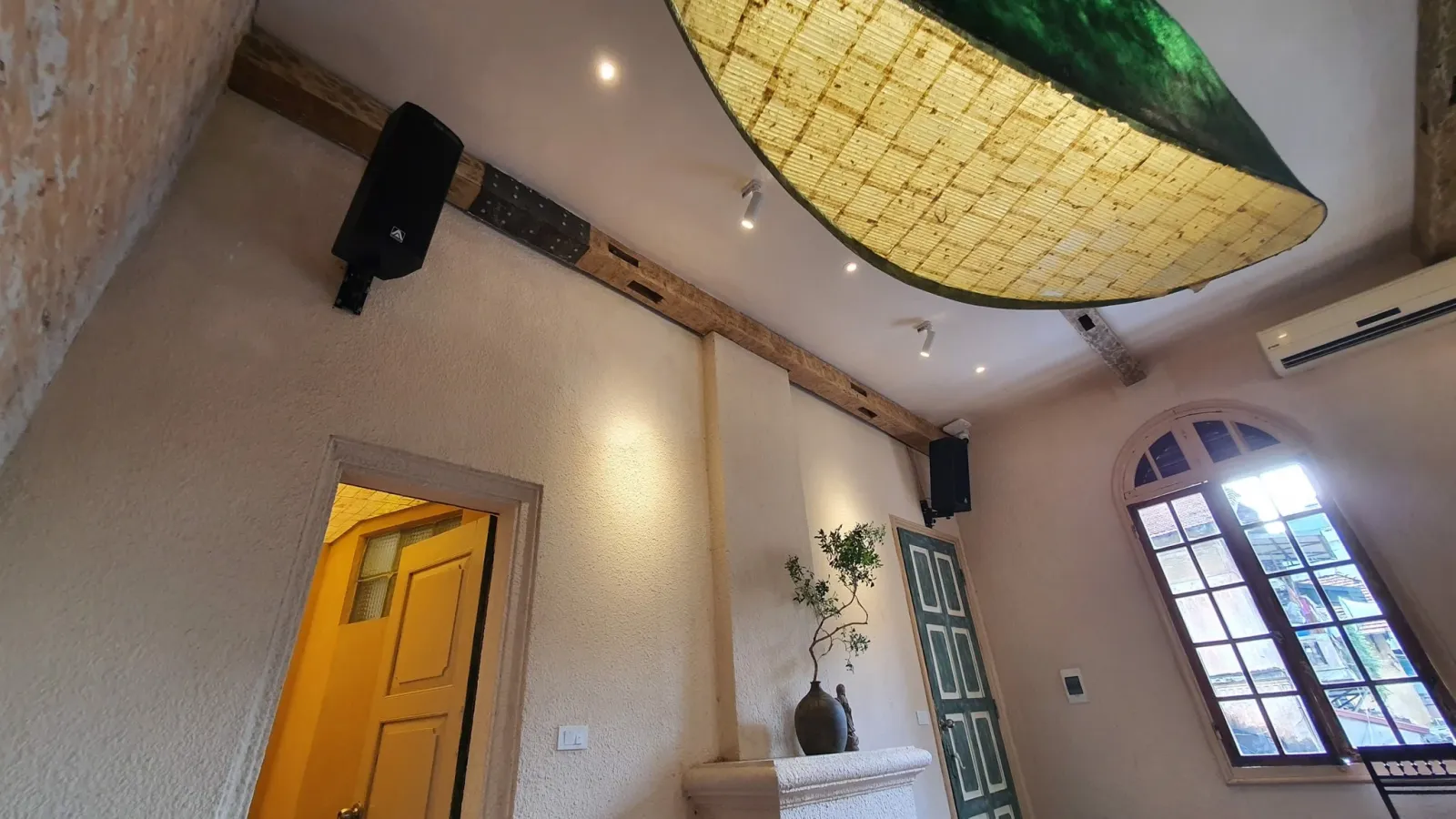 lắp đặt hệ thống âm thanh nhà hàng, quán bar